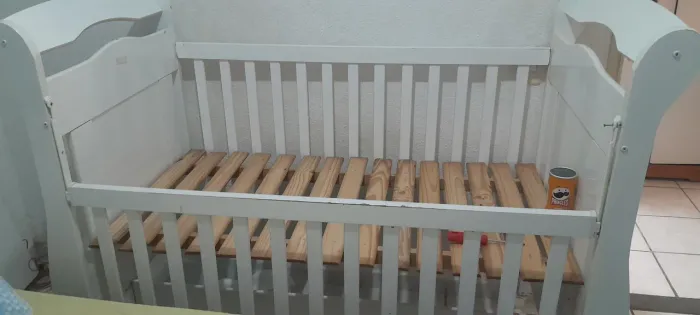 Berço Americano com lateral ajustável,detalhes em treliça, com colchão 