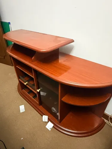 Rack de TV de Madeira com Curvas e Porta de Vidro - Estilo Clássico / Vintage