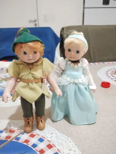 Bonecos de coleção Peter pan e cinderela em porcelana 