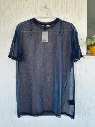 Camiseta tule holográfica furta cor H&M com etiqueta