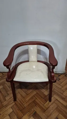 Poltronas de madeira com assento estofado