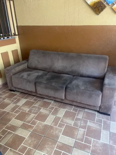 Sofá 3 lugares assento retrátil.