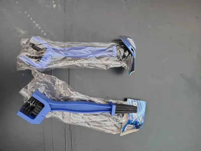 Escovas para limpeza de corrente de moto.