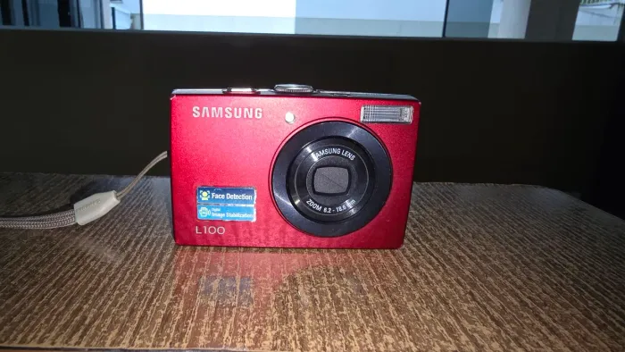 Câmera Samsung digital L100 de 8.2 megapixels esta funcionando perfeitamente