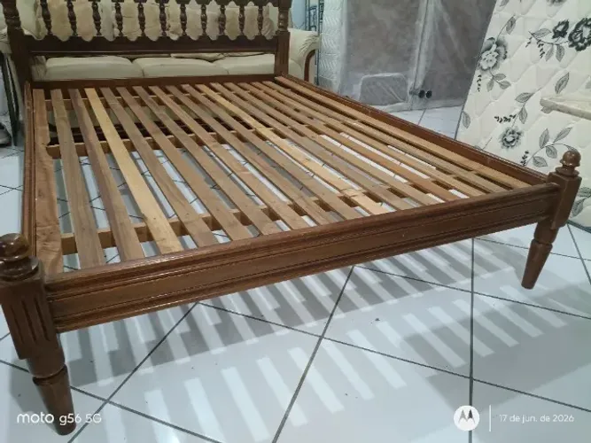 Excelente Cama de casal em Cerejeira tamanho padrão super conservada