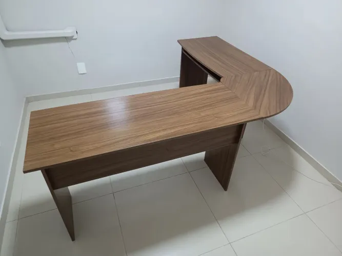 Mesa de escritório em L