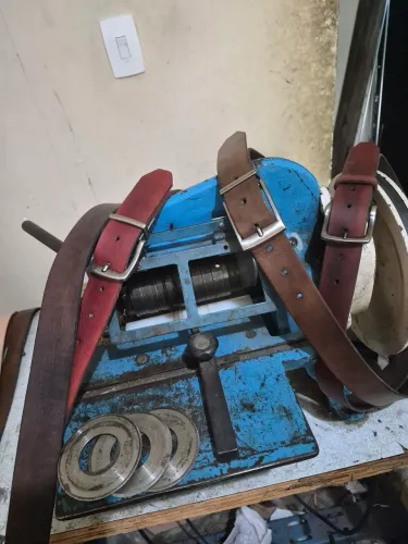 Máquina  de corte de couro e sintético  para cintos e artesanato 