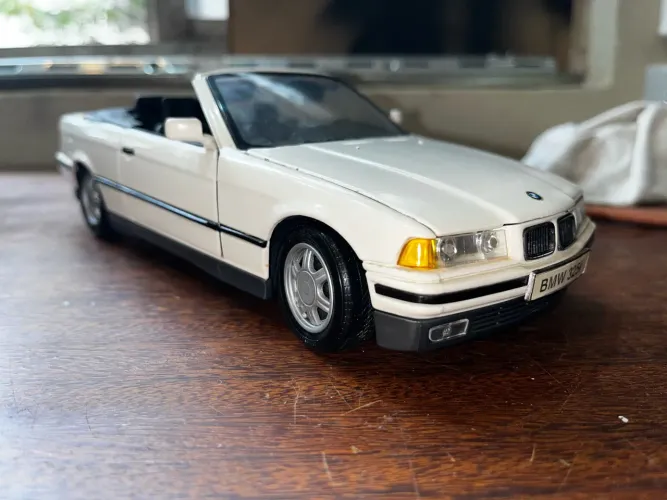 BMW 325i 1:18 - miniatura