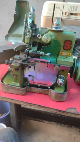 MÁQUINA OVERLOQUE SINGER SEMI INDUSTRIAL. *66