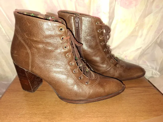 Bota de couro marrom 