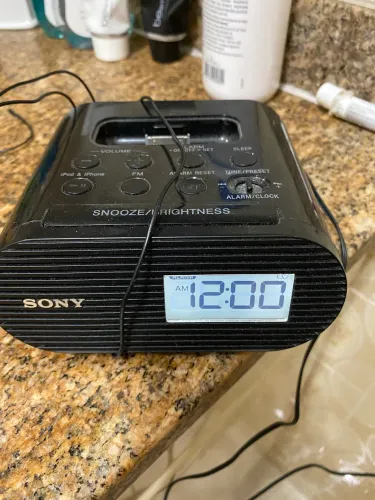 Rádio relógio com carregador de celular Sony