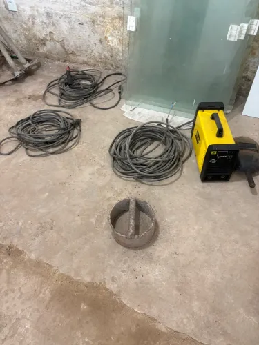 Vendo material e ferramentas usadas para montar serralheria