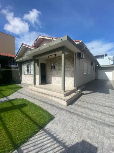 Casa A VENDA no Centro de Tubarão em rua comercial. Já alugado para escritório