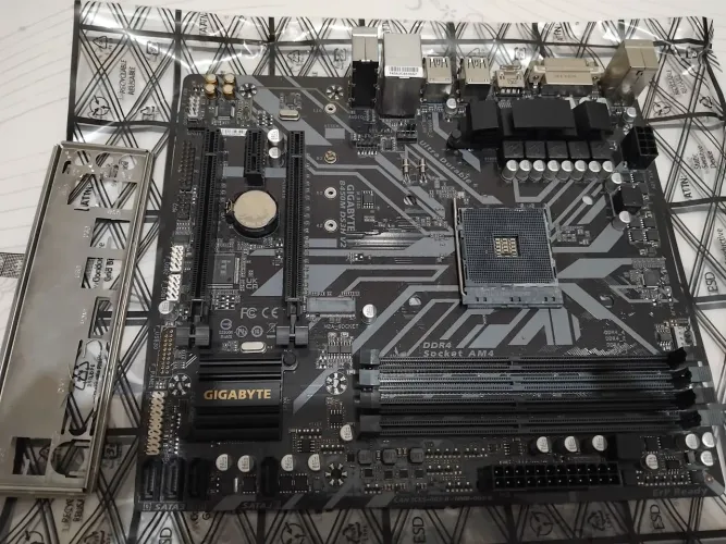 Placa-mãe GIGABYTE B450M DS3H V2
