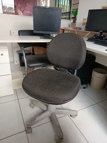 Cadeira de escritório simples (uma rodinha com defeito)