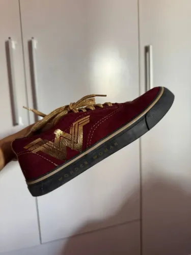 Tênis Wonder Woman,, original da loja DC cosmic<br>tamanho 36<br>150$ cada