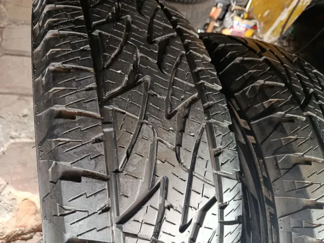 Pneus 265/70-16 Brigestone A/T (2 unidades)