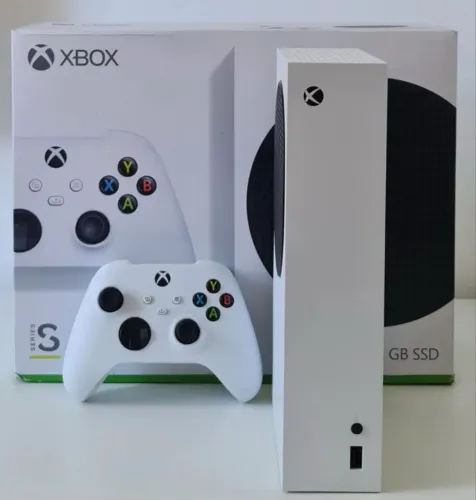 Xbox Séries S com um controle