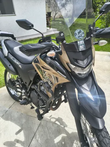 Lander e moto elétrica