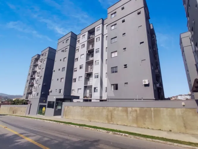 Apartamento mobiliado com 02 quartos no Petrópolis