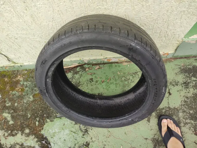 Peneu aro 17 em bom estado 