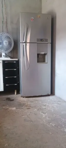 Uma geladeira