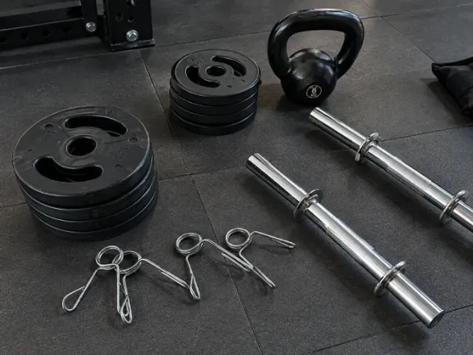 Kit musculação 2 barra ocas 40cm + 20kg de anilhas pintadas + kettlebell 6kg pintado