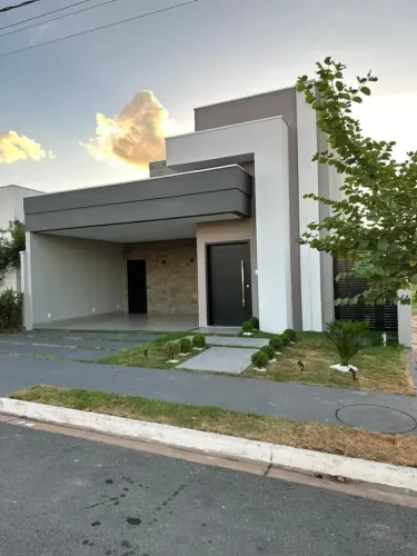 Casa moderna à venda no Condomínio PRIMOR DAS TORRES com 3 suítes, piscina e alto padrão!