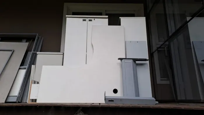 Armários, mesa e biombo de escritório