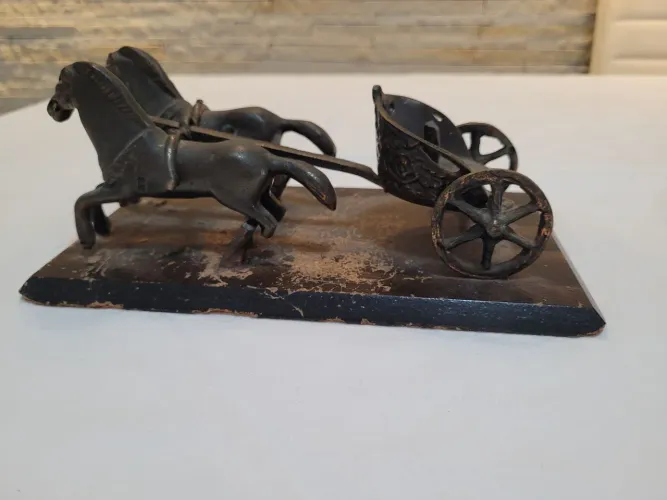 Escultura Antiga em ferro fundido de carruagem com cavalos.