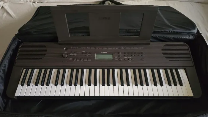 Teclado Musical Yamaha Psr E360 Estudo 61 Teclas Nogueira Escuro BRINDE<br><br>