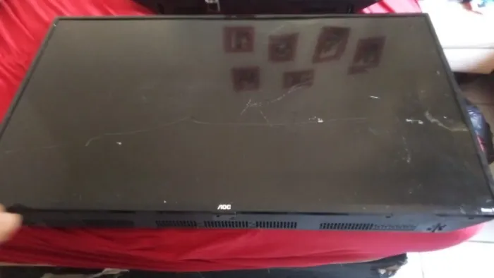 Duas tvs com a tela quebrada uma de 32 e outra de 43 100 reais as duas