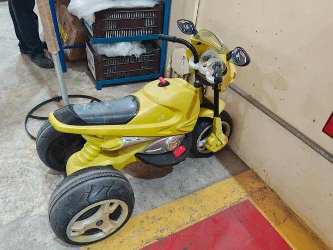 Triciclo infantil elétrico