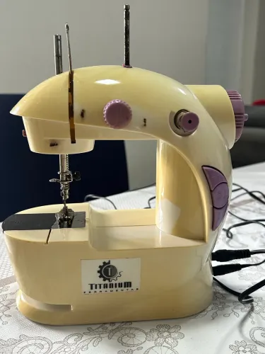 Mini Máquina De Costura Titanium - Bivolt - usada