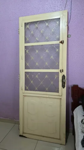 Porta de ferro reforçada com chave