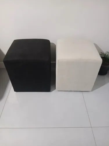 2 pufes em tecido
