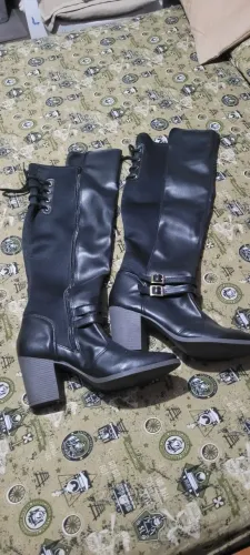 Vende se bota cano longo