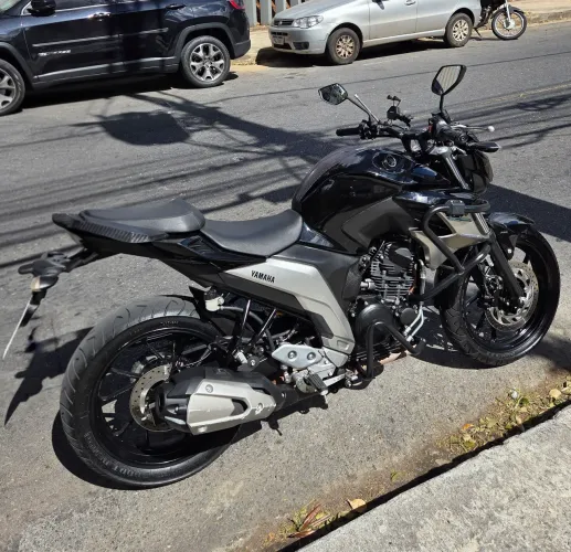 Yamaha Fazer 250 Flex (FZ25) pouco rodada e com protetores de carenagem novos.