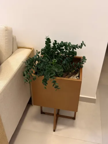 Arranjo Lateral Dourado em Aluminio com Plantas Artificiais