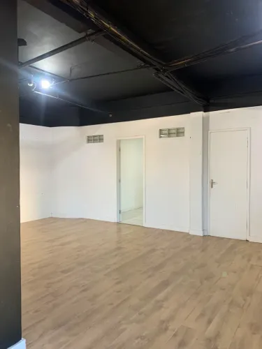 Alugo sala comercial no subsolo com 95 m2