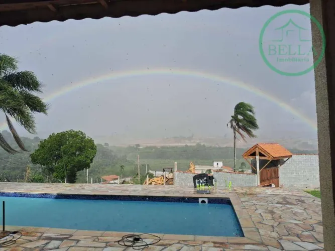 Chácara com construção nova, piscina e espaço gourmet com churrasqueira e fogão a lenha