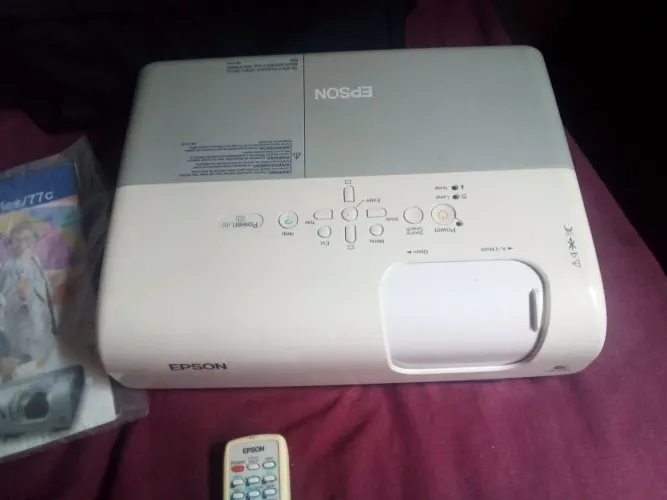 Projetor Epson S5 e Tela Retrátil TES 