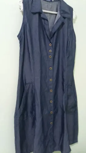 Vende-se um vestido em jeans leve.