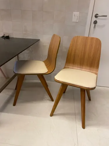 Conjunto de 4 cadeiras de madeira