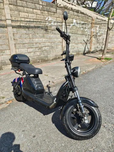 SCOOTER ELÉTRICA MOTOCHEFE S8 3000W COM BAÚ E SUSPENSÃO DE MOTO - REVISADA - MUITO NOVA
