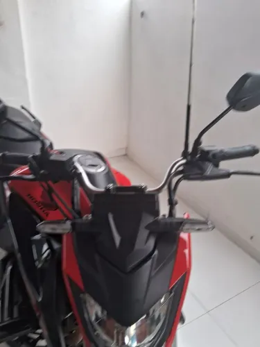 Vendo cb Twister sem detalhes moto nova e muito bem cuidada.