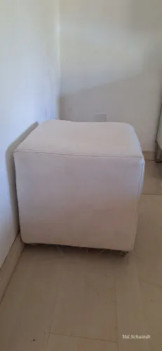 Puf branco corino quadrado com rodízios