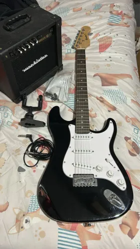 Guitarra stratocaster queens com amplificador