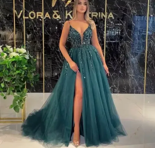 Vestido de festa verde com pedraria no busto, tule e fenda lateral