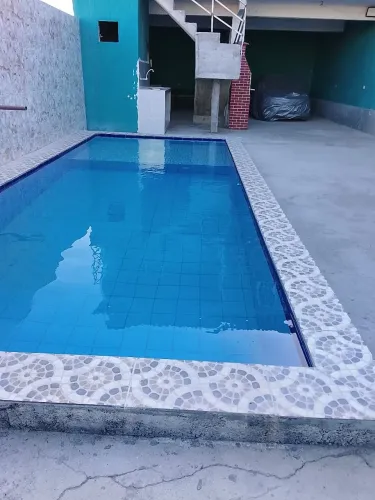 Aluga se por temporada espaço com piscina e dormitórios.
